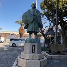 親鸞聖人の像に向かい合う蓮如上人の像