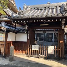 瓦に阿波の三好家の三階菱の紋が残っています