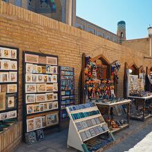 メドレセ外壁に沿って土産物屋が延々と並んでいる