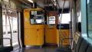 大きな窓越しにきれいな山が