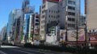 繁華街を抜ける