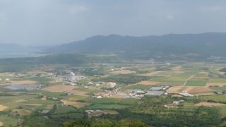 石垣の市街地や山々や畑が一望できる展望台