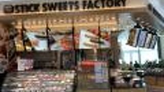 店内でコーヒーを飲みながら