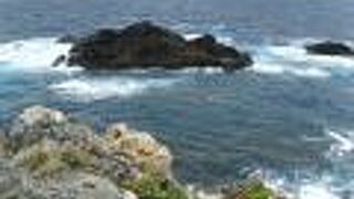 断崖絶壁と透明度抜群の海