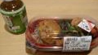 病院のレストランと隣り合わせにあるコンビニ。