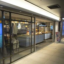 テーブル席とカウンター席あり