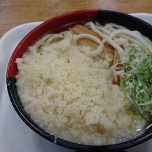 天かすと丸天のうどんです。