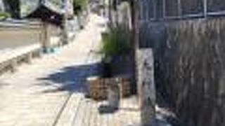 雰囲気の良い石畳の坂