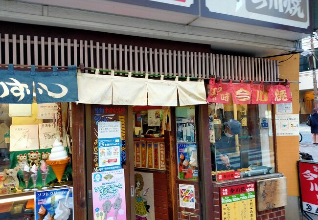 月島家さんは昔ながらのお店で、出来立ての今川焼を買って食べながら歩くと何故か嬉しくなってしまいます