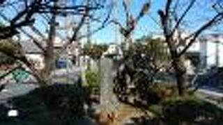 国道１号の賑わいの中にひっそりと立つ