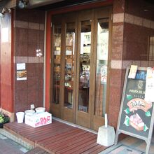 ビル１階のかわいらしいお店です