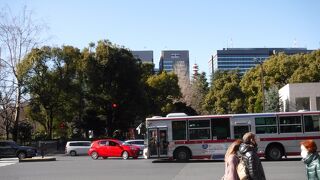 通りの反対側から