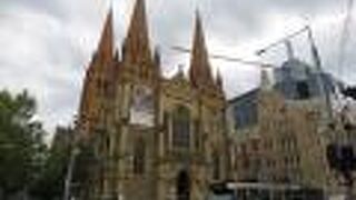 フリンダース・ストリート駅至近。温かみのある大きな大聖堂