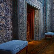 緻密なタイルと青白い世界感に心奪われる：パフラヴァン・マフムド廟