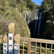 駐車場から近く高さもあって美しい滝