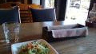 郊外の古民家カフェ。