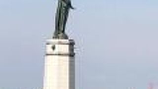 港を見守る龍女神像