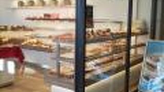 駅近くのパン店
