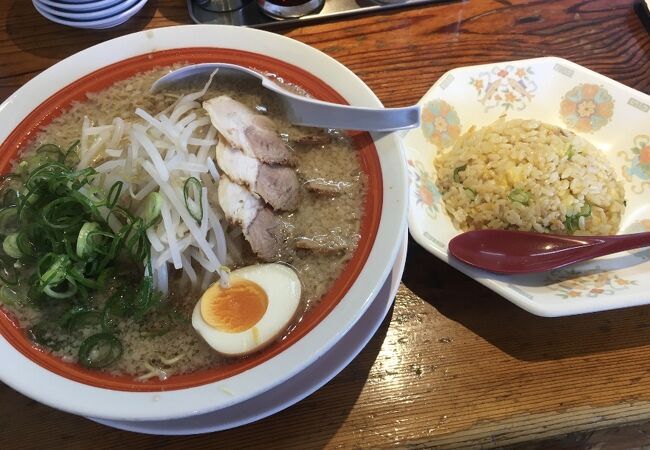 しょうゆ豚骨のラーメン店