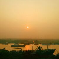 サイゴン川の対岸に昇る朝陽。