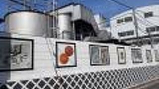 キッコーマン工場の外壁にみりんの歴史や意匠を掲示しています