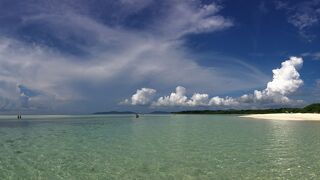 真っ白い砂浜と透き通るようにな青い海が広がるビーチ