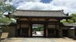 西院伽藍と東院伽藍の間に建つ門