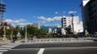 松本城に続く道