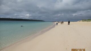 白い砂が輝いています