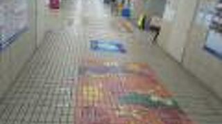 居酒屋のあるレストランフロアは立ち飲みの店が中心です。