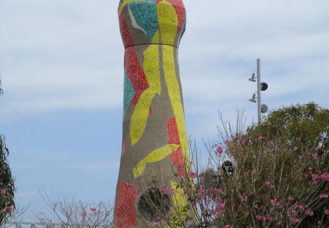 ミロの最晩年の作品"女と鳥"がある公園