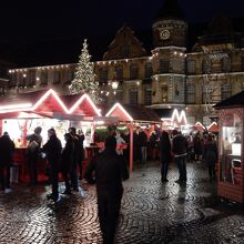 夜の市庁舎とクリスマスマーケット