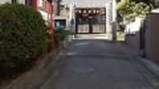 門はしまってました。