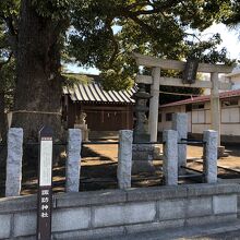 国道１号線から見た神社