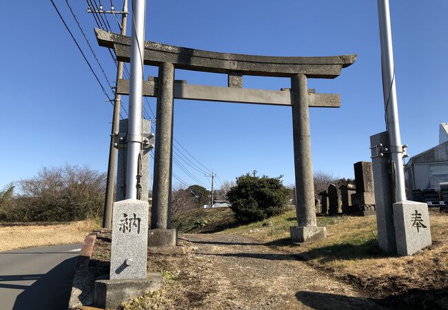 鳥居の横に「鎌倉街道西の道」の碑