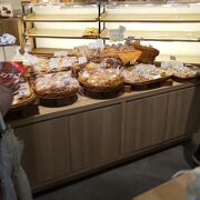 パンもケーキも買える有名店