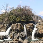 住宅街の中にあるスケールの大きな滝です。富士山も見えます