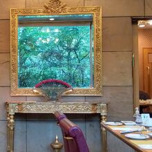 鏡に映った庭園の緑がアートのように綺麗