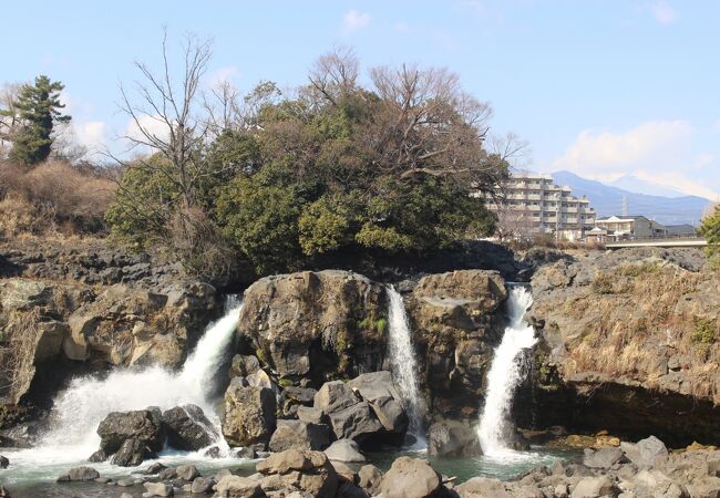 住宅街の中にあるスケールの大きな滝です。富士山も見えます