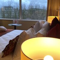 窓もベッドも大きいので快適でした。