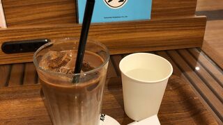 お店の真ん中にあるカフェ ♪