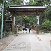 浄心門には、「霊氣満山」という額が掛けられあり、お札もたくさん貼られています。