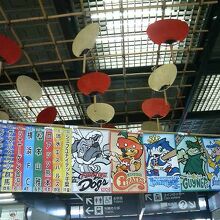 案内所の近くには名物のうちわなどが飾られ楽しげでした