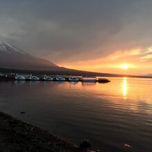 キャンプ場からの夕焼けの富士山