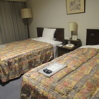 ベッド幅はそれほど広くありませんでした。