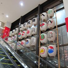 エスカレーター脇にもザ・アキタ！