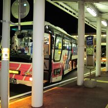 到着ロビーを出たリムジンバス乗り場