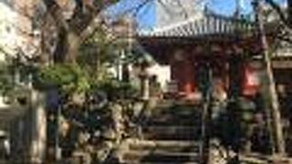 高台の赤い建物