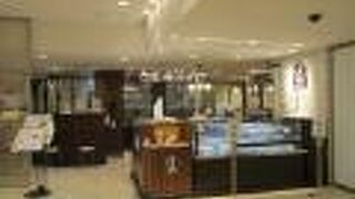 三越の食料品売り場の端に