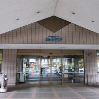 正面玄関は送迎バスの発着場です